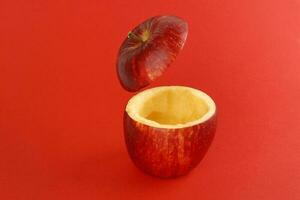 gezond rood besnoeiing appel drijvend top plak sap drinken idee concept Aan rood achtergrond foto