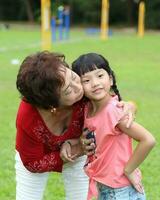 zuidoosten Aziatisch meerdere generaties familie ouders dochter grootmoeder vader moeder kind houding gelukkig zitten staan foto