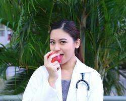 zuiden oosten- Aziatisch jong Maleis Chinese Mens vrouw medisch dokter stethoscoop schort groep staan houding zelfverzekerd foto