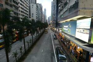 wan chai, hong kong- augustus 30, 2018- in de nat motregen regenachtig middag de reclame boodschappen doen Oppervlakte van wan chai en omgeving zijn bedrijf net zo gebruikelijk. foto