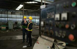 ingenieurs en technici inspecteren en reparatie mechanisch systemen in machine controle kasten. in bestellen voor de machine naar terugkeer naar normaal operatie foto