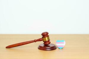 transgender dag, lgbtq wet en trots maand concepten. hamer gerechtigheid hamer met blauw, roze en wit hart vorm voor lesbienne, homo, biseksueel, vreemd, intersekse foto