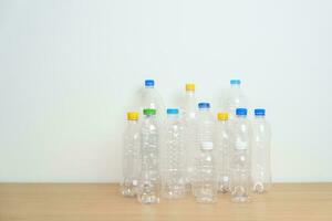plastic fles Aan tafel Bij huis of kantoor. recycle vuilnis sorteren. plastic vrij, ecologie, milieu, vervuiling, weggooien recyclen, verspilling beheer en uitschot scheiding concept foto
