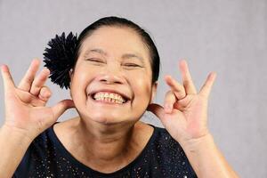 ouderen senior Aziatisch vrouw poseren gelaats uitdrukking foto