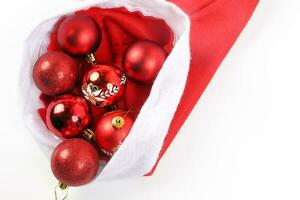 Kerstmis hoed rood ornament decoratie Aan wit achtergrond foto