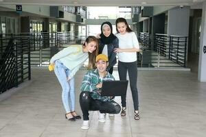 jong Aziatisch Maleis Chinese Mens vrouw binnen- trap gang campus boek het dossier map laptop computer telefoon zitten staan studie mengen gelukkig foto