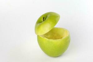 gezond groen besnoeiing appel drijvend top plak sap drinken idee concept Aan wit achtergrond foto