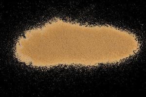 zand snijden geïsoleerd op zwart foto