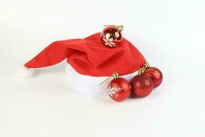 Kerstmis hoed rood ornament decoratie Aan wit achtergrond foto