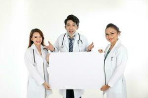 Aziatisch Chinese Maleis mannetje vrouw dokter Holding poseren tonen richten blanco uitdrukking gelukkig verliet wit papier bord Aan wit achtergrond foto