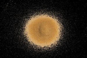 zand snijden geïsoleerd op zwart foto