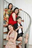 jong zuidoosten Aziatisch vrouw groep zittend Aan binnen- spiraal trappenhuis gelukkig genieten pret kijken pret gek grappig foto