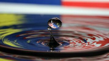 water druppeltje laten vallen plons botsing druipend pijler Maleisië vlag reflectie breking onafhankelijkheid land patriot foto