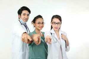 jong Aziatisch Maleis Chinese mannetje vrouw dokter Aan wit achtergrond richten vinger Bij camera focus Aan gezicht foto