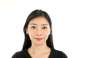 gelaats uitdrukking midden oud Aziatisch vrouw kantoor kleding wit achtergrond kijken vooruit glimlach foto