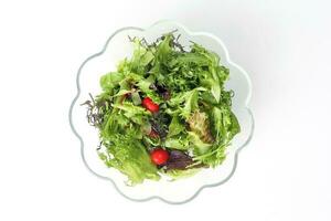 mengen bladerrijk groente salade groen Purper sla glas kom foto