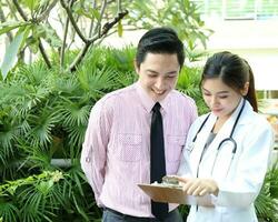 zuiden oosten- Aziatisch jong Maleis Chinese Mens vrouw medisch dokter stethoscoop schort groep staan houding zelfverzekerd foto