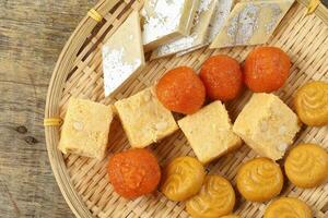 laddu laddoo motichoor bundi soan papdi papri shonpapri sandesh shondesh traditioneel Bengaals snoepgoed foto