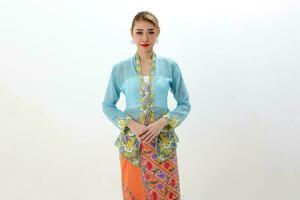 Aziatisch vrouw traditioneel blauw oranje kebaya delen Aan wit achtergrond foto