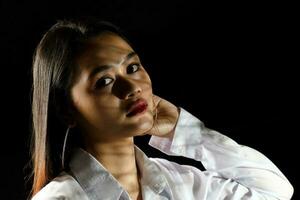 jong mooi modern Maleis vrouw achtergrond met gobo gips schaduw Aan gezicht foto
