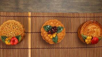 kleurrijk bloem versierd mooncake Chinese midden herfst festival Aan bamboe voedsel mat achtergrond foto