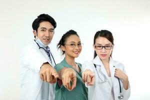 jong Aziatisch Maleis Chinese mannetje vrouw dokter Aan wit achtergrond richten vinger Bij camera focus Aan vinger wazig gezicht foto