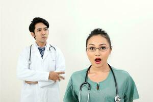 jong Aziatisch Maleis Chinese mannetje vrouw dokter Aan wit achtergrond verrast geschokt mond Open Bij camera foto