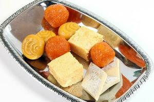 laddu laddoo motichoor bundi soan papdi papri shonpapri sandesh shondesh traditioneel Bengaals snoepgoed foto