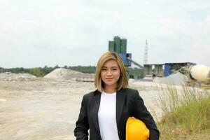 Aziatisch vrouw Chinese Maleis arbeider ingenieur beheer moeilijk hoed veiligheid helm Bij bouw plaats houding kijken zelfverzekerd foto