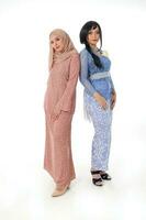 twee zuiden oosten- Aziatisch Maleis ras etnisch oorsprong vrouw vervelend jurk kostuum kebaya en baju kurung tudden hoofddoek Aan wit achtergrond foto