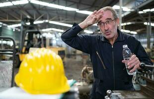 senior ingenieur met vermoeidheid van lang en moeilijk werk foto