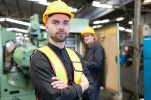 portret van ingenieurs en technici controleren de elektrisch systeem en reparatie de mechanisch systeem in de controle kabinet van de machine. in bestellen voor de machine naar terugkeer naar normaal operatie foto