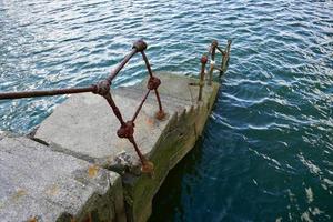 oude verlaten trappen in de zeehaven foto