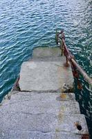 oude verlaten trappen in de zeehaven