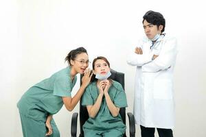 jong Aziatisch Maleis Chinese mannetje vrouw dokter zitten Aan stoel staan roddel geërgerd foto