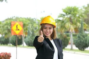 vrouw Maleis Chinese arbeider ingenieur beheer moeilijk veiligheid hoed helm Bij bouw plaats duimen omhoog foto