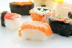 sushi rijst- rollen verscheidenheid foto