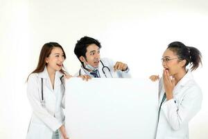 Aziatisch Chinese Maleis mannetje vrouw dokter Holding poseren tonen richten blanco uitdrukking gelukkig verliet wit papier bord Aan wit achtergrond foto