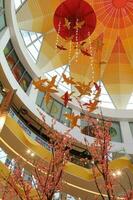 Kuala lomp, Maleisië- januari 15, 2017- Chinese nieuw jaar decoreren in de boodschappen doen winkelcentra zijn genoten door klanten en van mening zijn naar brengt mooi zo fortuin. foto