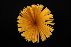 droog rauw spaghetti zwart achtergrond bloeiend bloem zonnestraal gloed patroon concept foto