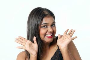 jong aantrekkelijk Aziatisch Indisch vrouw houding gezicht lichaam uitdrukking mode emotie Aan wit achtergrond glimlach gelukkig handen foto