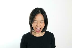 jong aantrekkelijk zuiden oosten- Aziatisch vrouw houding gezicht uitdrukking emotie Aan wit achtergrond boos roepen foto