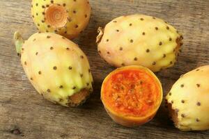 geel oranje cactus fruit stekelig Peer netelig sappig foto