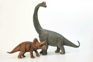 triceratops brachiosaurus dinosaurus speelgoed- beeldje Aan wit achtergrond foto