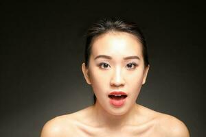 jong mooi Aziatisch vrouw gelaats uitdrukking foto