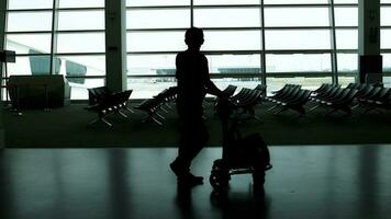 silhouet schaduw in luchthaven Mens vrouw wandelen schaduw foto