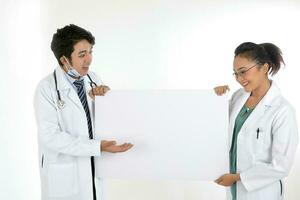 Aziatisch Chinese Maleis mannetje vrouw dokter Holding poseren tonen richten blanco uitdrukking gelukkig verliet wit papier bord Aan wit achtergrond foto