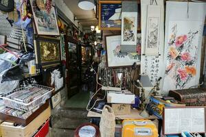 sheung wan, hong Kong maart 12, 2019 bekend net zo kat straat, bovenste lascar weg, bruisend straat stippel met een rangschikking van verkoper verkoop antiek, kunst souvenirs. foto