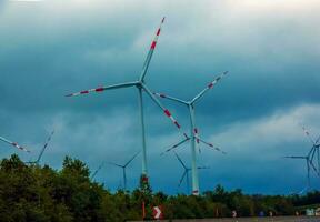 wind boerderij of windmolen in bewolkt weer in Oostenrijk in Europa, staat toe u naar krijgen schoon energie. zijn duurzaam, hernieuwbaar energie voor de milieu foto