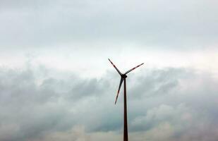 wind boerderij of windmolen in bewolkt weer in Oostenrijk in Europa, staat toe u naar krijgen schoon energie. zijn duurzaam, hernieuwbaar energie voor de milieu foto